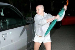 Бритни Спирс набросилась с зонтом на машину папарацци