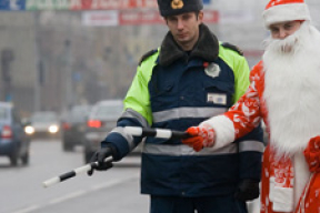 Дед Мороз и Снегурочка регулировали дорожное движение в Минске (фоторепортаж)