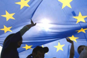 Статус спецприглашенного, оппозиция и кризис как движущая сила европеизации