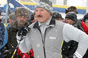 Команда Лукашенко снова выиграла лыжную эстафету. Самыми «активными болельщиками были члены БРСМ»
