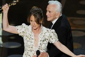 На «Оскаре» легендарный актер с белорусскими корнями прихватил лауреатку за талию (фото)