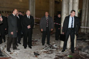 Правдиво ли фото, где Лукашенко смотрит на трупы?