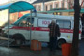 В Минске машина «скорой» врезалась в остановку (фотофакт)