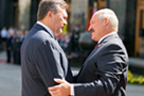 Янукович дождался-таки грамоты от Лукашенко