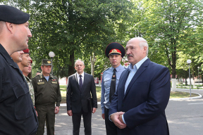 Фотофакт. Лукашенко снова посетил минский спецназ. Среди встречающих – глава ОМОНа Балаба