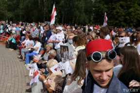 На митинг Тихановской в Гродно собрались тысячи людей. Один человек – с портретом Лукашенко
