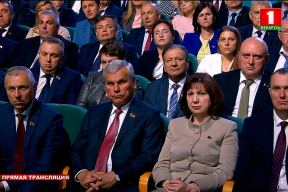 Эмоции дня. С какими лицами зал слушал послание Лукашенко