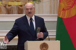 Снова юморит. Лукашенко с бокалом шампанского предлагает ввести свою кровь оппозиционерам