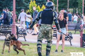 Фотофакт с акции в Молодечно. Девушка против экипированного ОМОНовца с собакой
