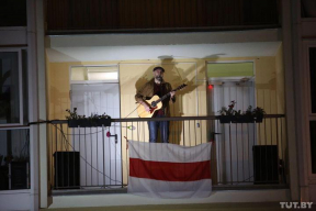 Видеофакт. J: Морс поет на балконе дома на «Площади перемен»