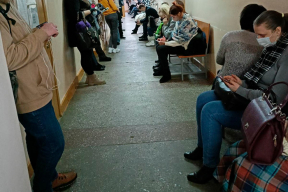 Как «уникальный путь» Беларуси по борьбе с COVID-19 привел к огромным очередям у поликлиник