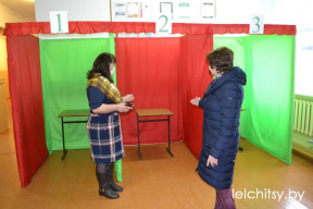 Красно-зеленые кабинки для голосования на Гомельщине