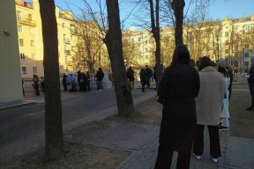 Новое дно: в Минске к очереди за оформлением документов на апостиль пришли силовики