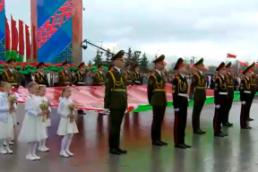 Лукашенко на церемонии под большим зонтом, маленькие девочки – без