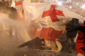 Фотофакт. В Тбилиси полиция газом и водометами разгоняет протестующих против закона об «иноагентах»