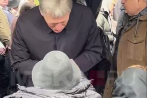Шендерович: Поцеловать руку Пугачевой для Пескова было политической акцией
