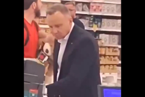 Видеофакт. Президент Польши делает покупки в супермаркете