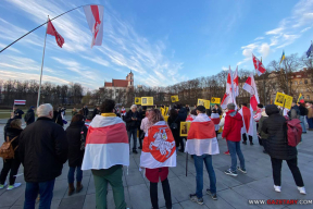 Беларусы адзначылі Дзень Волі. У Вільні і Львове ўзнялі бел-чырвона-белыя сцягі. Дыпламатыя ЕС падтрымала народ Беларусі