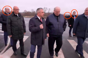 Фотофакт. Посчитайте, сколько охранников было рядом с Лукашенко во время визита на Гомельщину