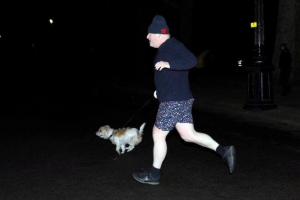 Фотофакт. Экстравагантный премьер-министр на вечерней пробежке