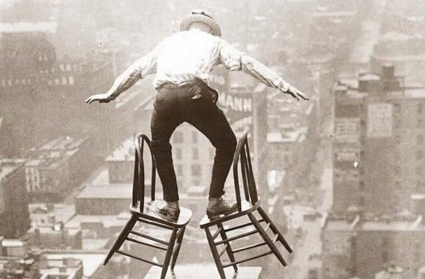 Мошес: «Попытка Лукашенко усидеть на нескольких стульях привела к тому, что он оказался между стульев»
