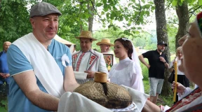 «Возможно, Юрий Караев и очень старается сойти за опытного агрария, но в душе все же остается милиционером»