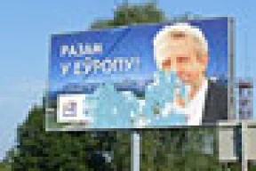 Неизвестные повредили «лицо» Милинкевича