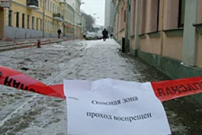 Дома в Минске обрастают глыбами льда (фото)