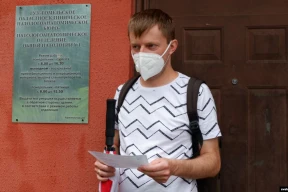 «Гэта здзек з людзей». Жыхар Гомля дамогся, каб прычынай сьмерці бацькі напісалі каранавірус