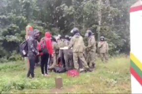 Видеофакт литовских СМИ. Люди со щитами не пускают мигрантов в Беларусь: «Ну, че стоим? Давай, вперед! Туда»
