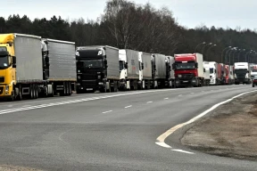 Польша закрывает границу для движения фур из Беларуси и России