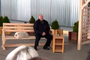 Фотофакт. Лукашенко на завалинке и чиновники в позе «ждунов»