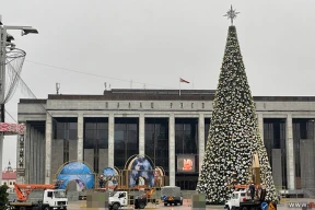 Фотофакт. Как в этом году выглядит елка на Октябрьской площади
